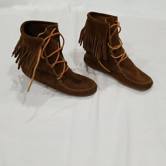Minnetonka - Womens brown shoes. Size 5 - Picture 2 of 8